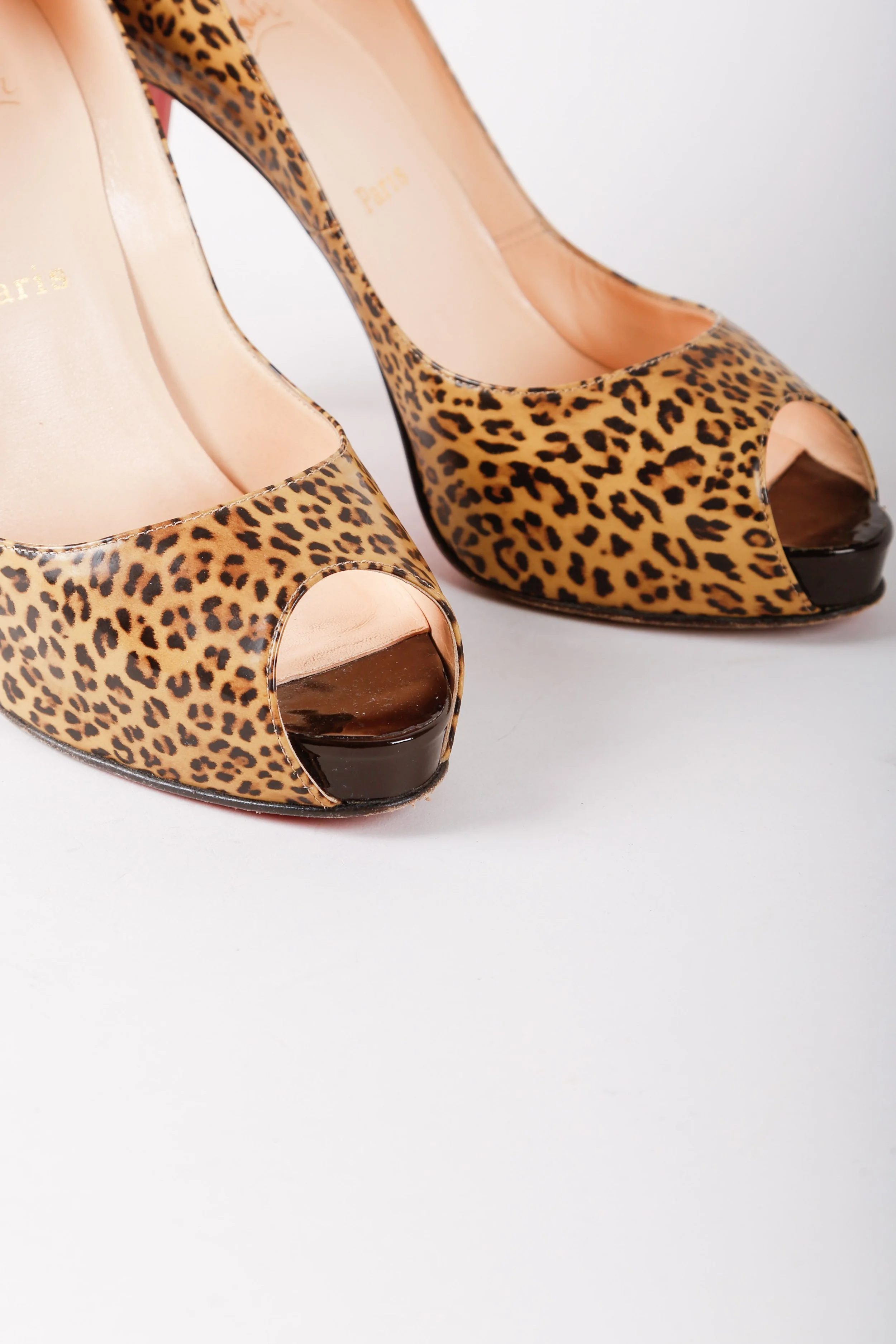 Christian louboutin 2025 leopard pumps